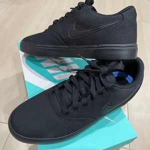Nike women’s black SB check solar canvas